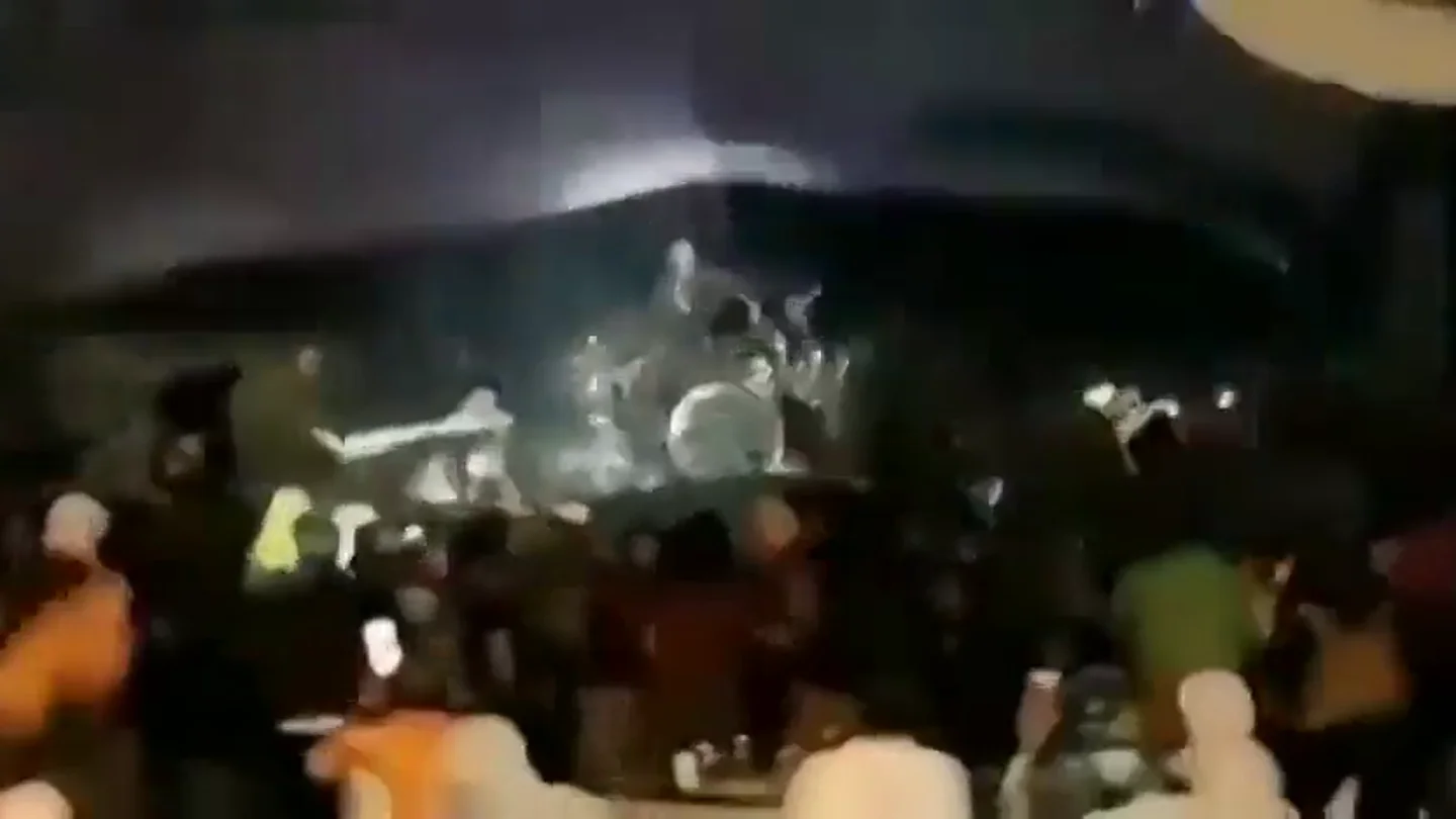 El vídeo del momento en el que gran tsunami de Indonesia acaba con un escenario en pleno concierto El vídeo del momento en el que gran tsunami de Indonesia acaba con un escenario en pleno concierto