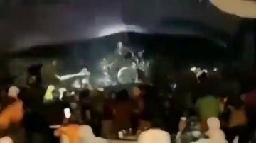 El vídeo del momento en el que gran tsunami de Indonesia acaba con un escenario en pleno concierto