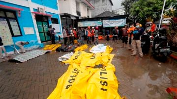 Víctimas del tsunami en Indonesia