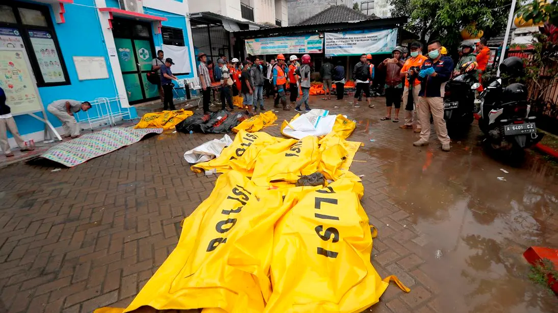 Víctimas del tsunami en Indonesia