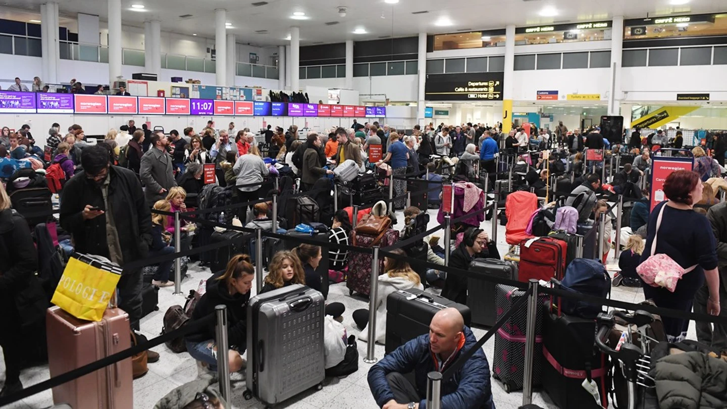 Imagen de archivo de una multitud de viajeros esperan en el aeropuerto de Gatwick Imagen de archivo de una multitud de viajeros esperan en el aeropuerto de Gatwick