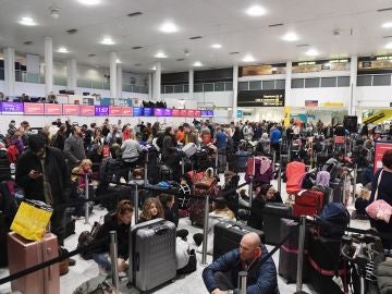 Imagen de archivo de una multitud de viajeros esperan en el aeropuerto de Gatwick Imagen de archivo de una multitud de viajeros esperan en el aeropuerto de Gatwick