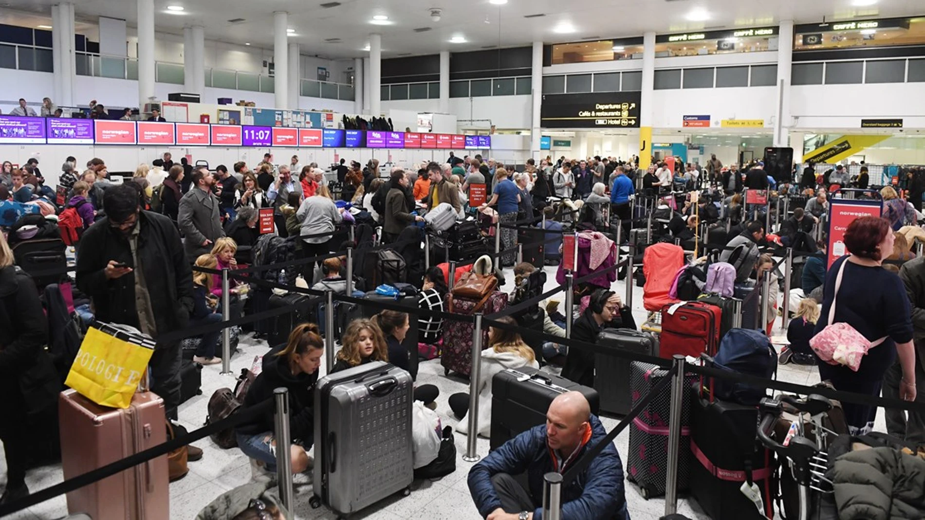 Imagen de archivo de una multitud de viajeros esperan en el aeropuerto de Gatwick