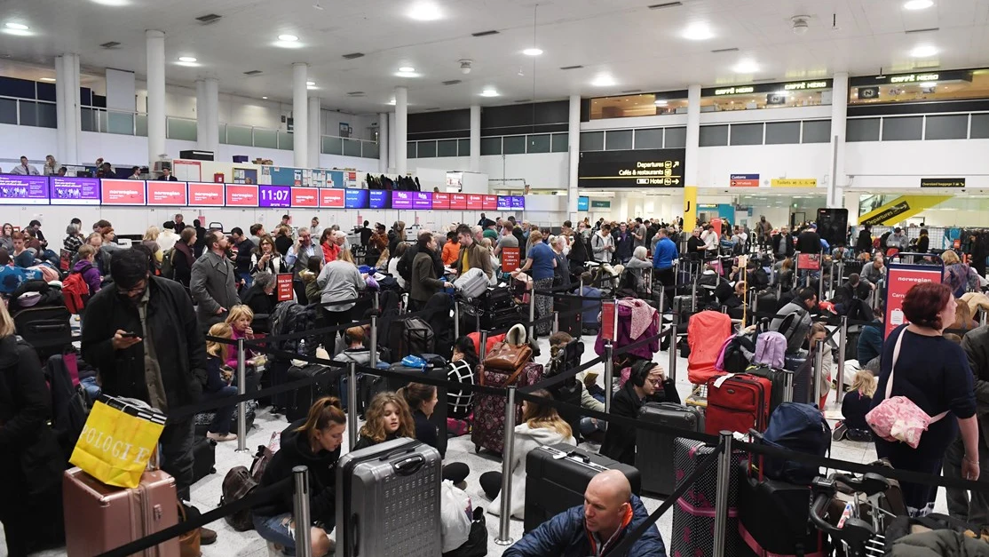 Imagen de archivo de una multitud de viajeros esperan en el aeropuerto de Gatwick Imagen de archivo de una multitud de viajeros esperan en el aeropuerto de Gatwick