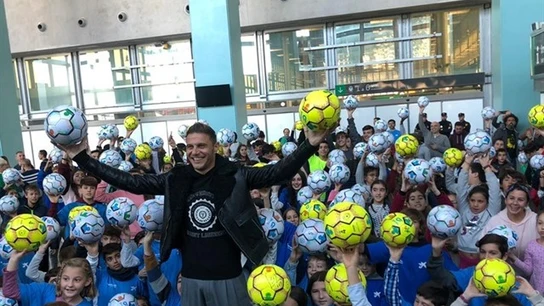 Joaquín da 200 balones a menores en riesgo de exclusión social Joaquín da 200 balones a menores en riesgo de exclusión social