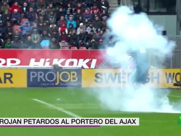 Se rozó la tragedia: los ultras del Utrech lanzaron petardos al portero del Ajax en pleno partido Se rozó la tragedia: los ultras del Utrech lanzaron petardos al portero del Ajax en pleno partido