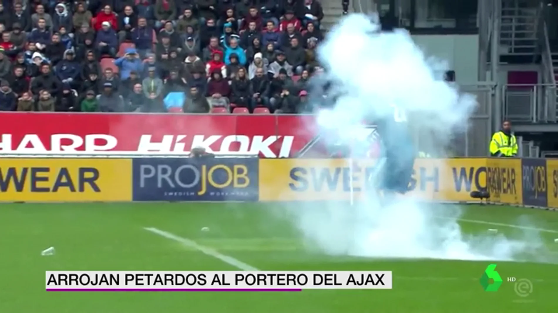 Se rozó la tragedia: los ultras del Utrech lanzaron petardos al portero del Ajax en pleno partido