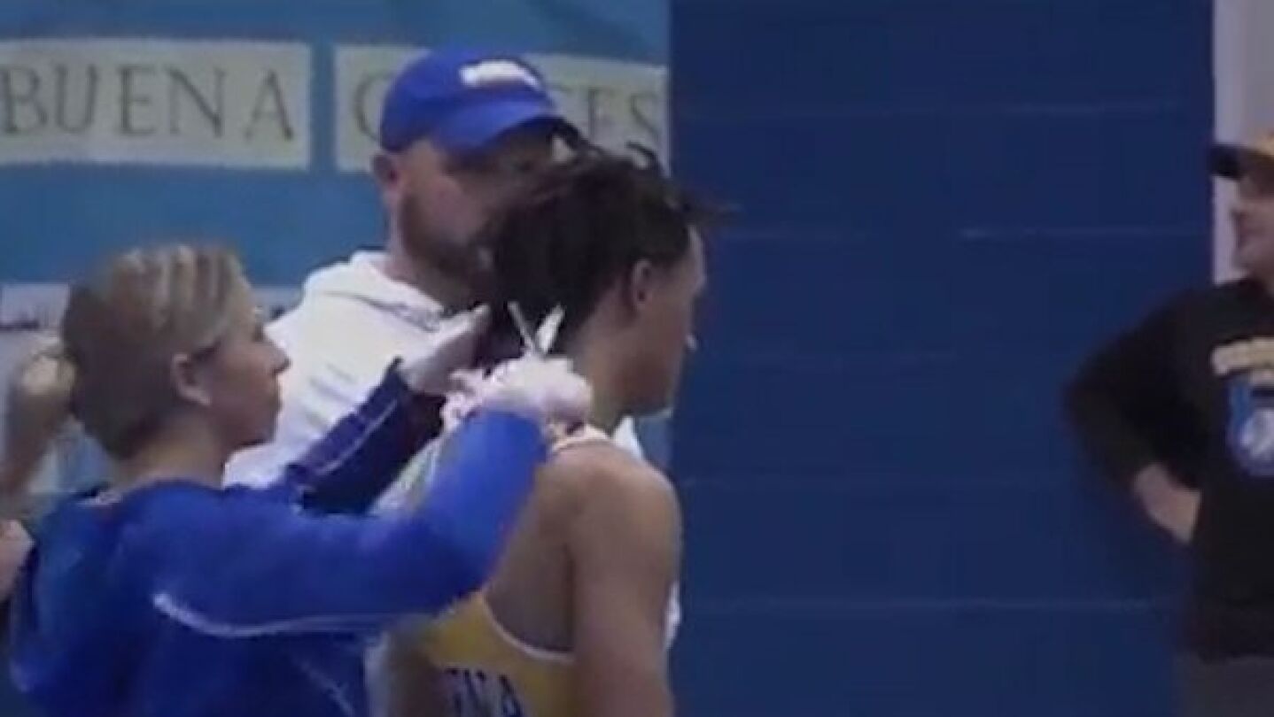 Cortan el pelo a un luchador afroamericano