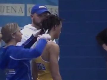 Cortan el pelo a un luchador afroamericano Cortan el pelo a un luchador afroamericano