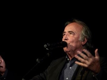 Joan Manuel Serrat durante un concierto Joan Manuel Serrat durante un concierto