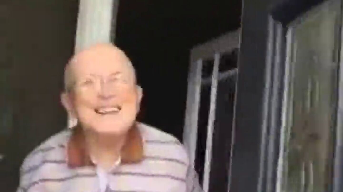 El v&iacute;deo viral de una joven que recopila las entra&ntilde;ables reacciones de su abuelo cada vez que va a visitarlo
