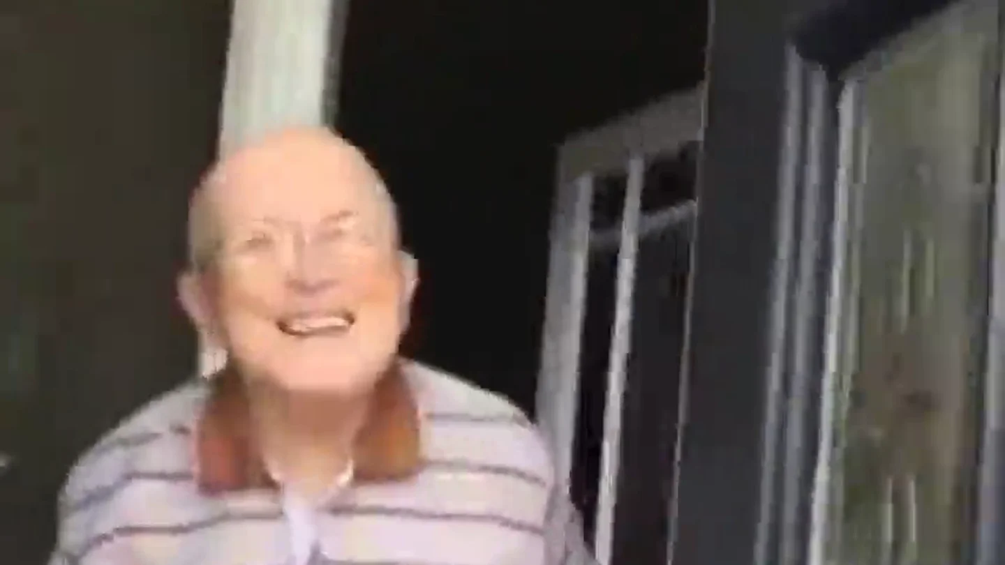 El vídeo viral de una joven que recopila las entrañables reacciones de su abuelo cada vez que va a visitarlo El vídeo viral de una joven que recopila las entrañables reacciones de su abuelo cada vez que va a visitarlo
