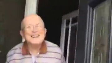 El vídeo viral de una joven que recopila las entrañables reacciones de su abuelo cada vez que va a visitarlo