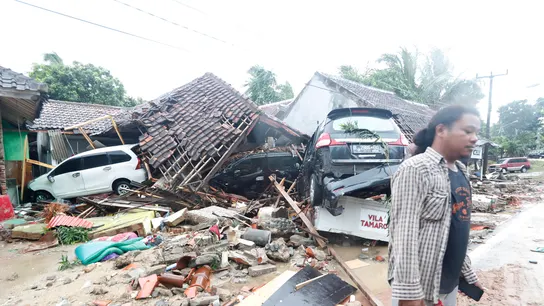 Un tsunami arrasa Indonesia Un tsunami arrasa Indonesia