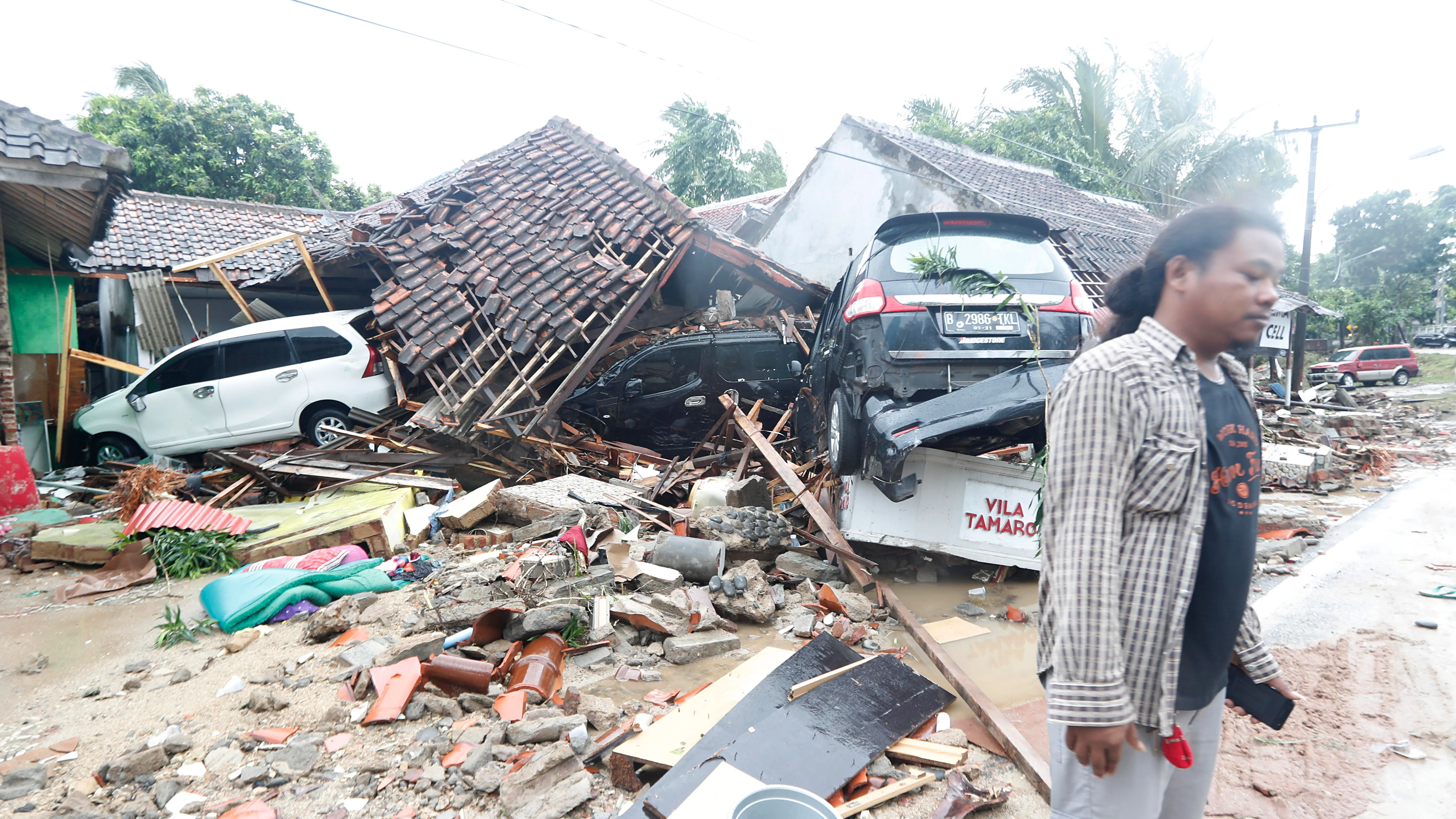 Un tsunami arrasa Indonesia