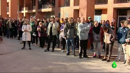 Tensión vecinal en el barrio barcelonés de Sant Andreu: los vecinos acusan de abandono a los Mossos tras el asesinato a tiros de un hombre Tensión vecinal en el barrio barcelonés de Sant Andreu: los vecinos acusan de abandono a los Mossos tras el asesinato a tiros de un hombre