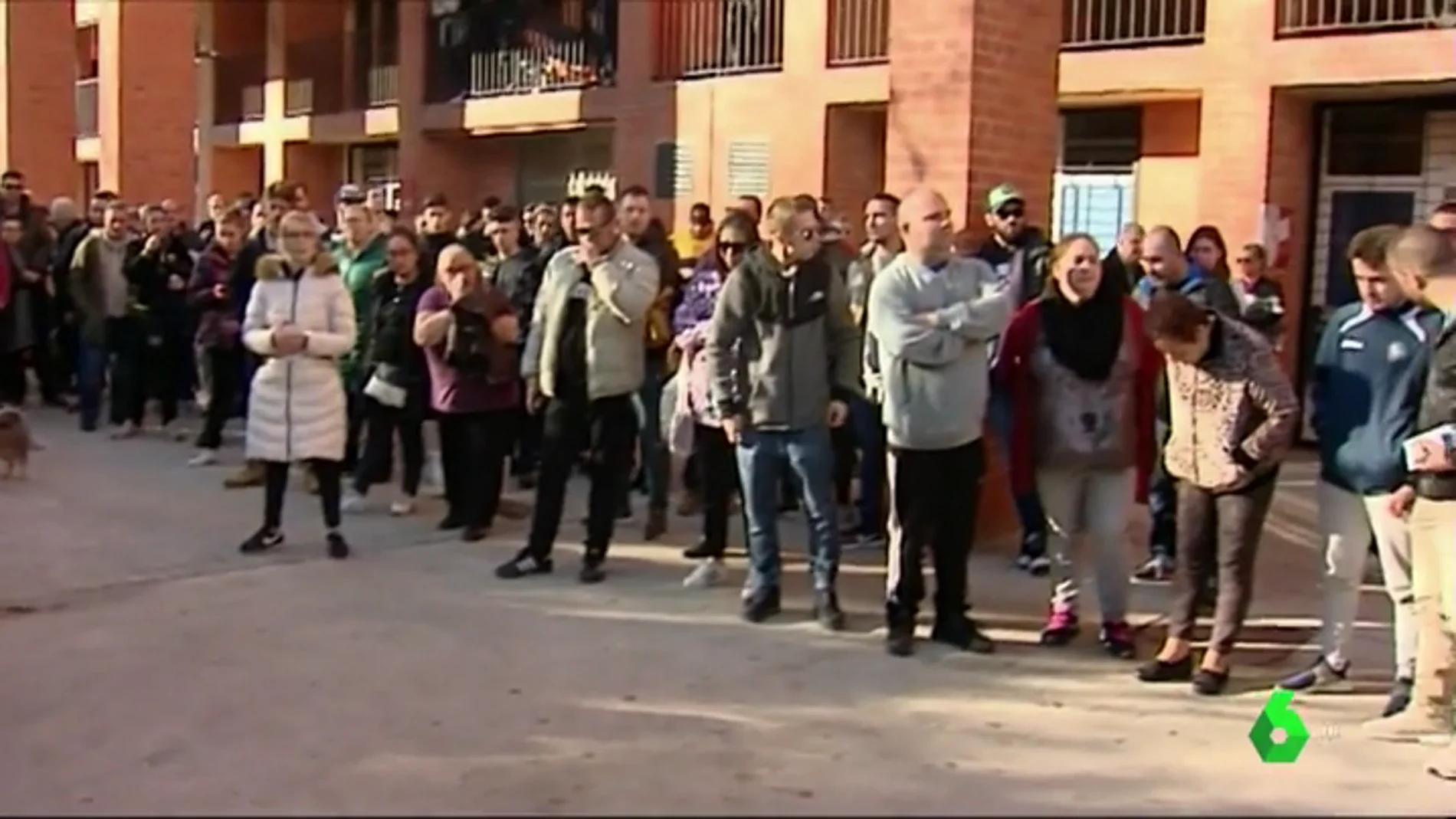 Tensión vecinal en el barrio barcelonés de Sant Andreu: los vecinos acusan de abandono a los Mossos tras el asesinato a tiros de un hombre