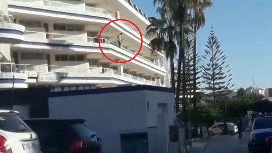 Un hombre, a punto de lanzarse desde un cuarto piso de un hotel Un hombre, a punto de lanzarse desde un cuarto piso de un hotel
