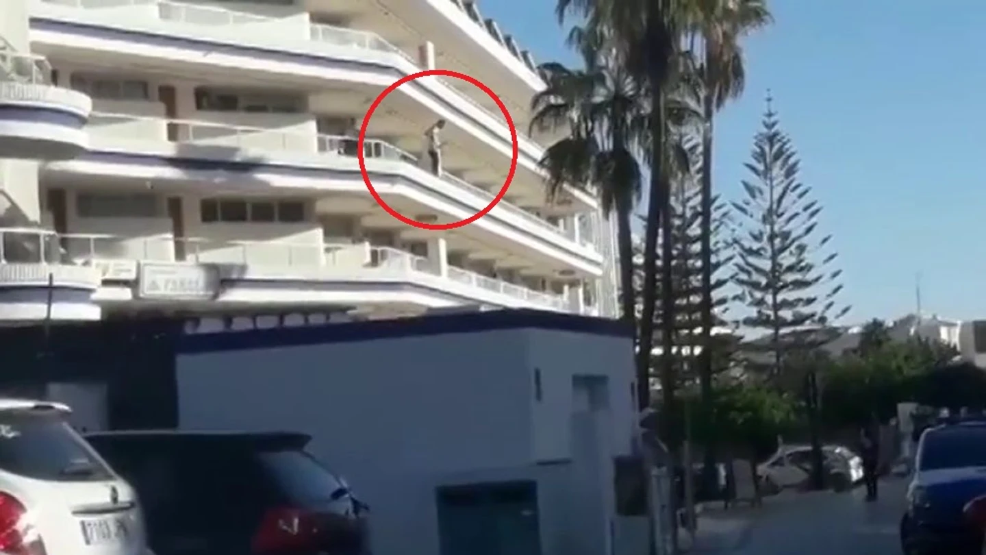 Un hombre, a punto de lanzarse desde un cuarto piso de un hotel Un hombre, a punto de lanzarse desde un cuarto piso de un hotel