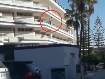 Un hombre, a punto de lanzarse desde un cuarto piso de un hotel Un hombre, a punto de lanzarse desde un cuarto piso de un hotel