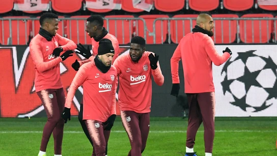 Umtiti, con Jordi Alba en un entrenamiento del Barça Umtiti, con Jordi Alba en un entrenamiento del Barça