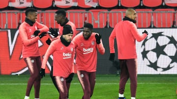 Umtiti, con Jordi Alba en un entrenamiento del Barça
