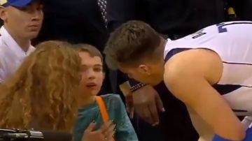 Doncic se interesa por el estado de un joven aficionado