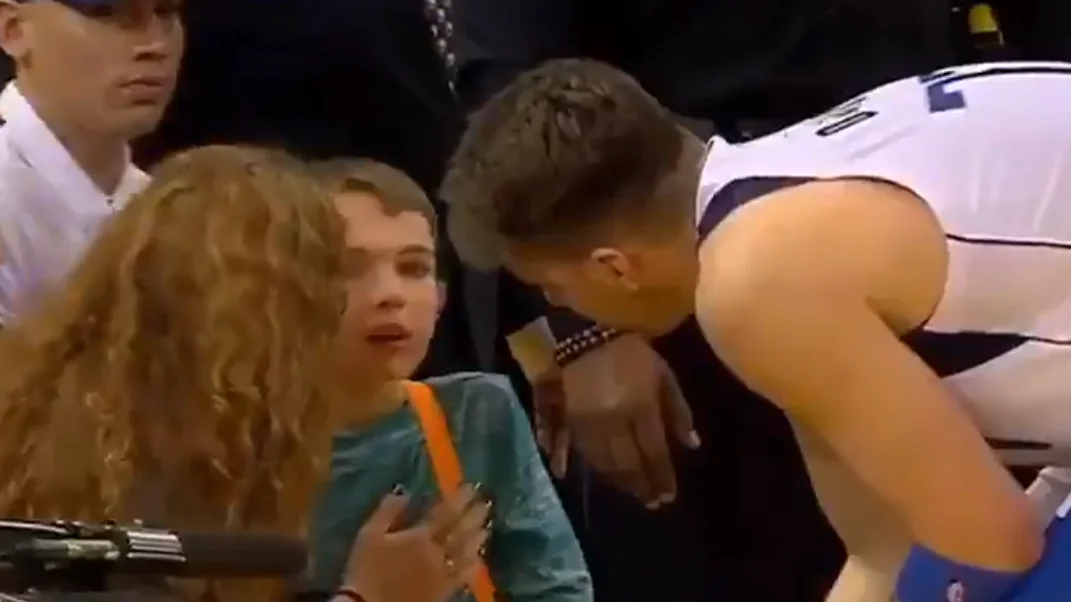 Doncic se interesa por el estado de un joven aficionado