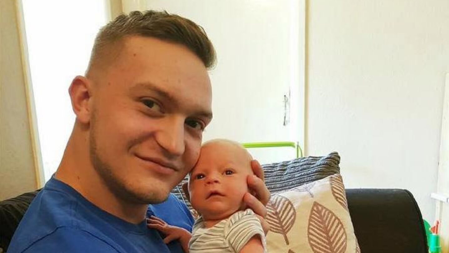 El padre junto a su beb&eacute;