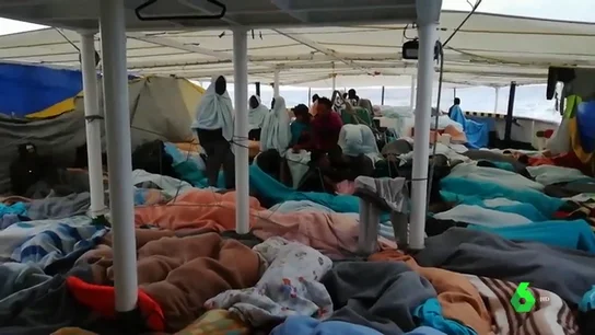 Dramática situación de los migrantes en el Open Arms: hacinados, convalecientes y casi sin provisiones Dramática situación de los migrantes en el Open Arms: hacinados, convalecientes y casi sin provisiones