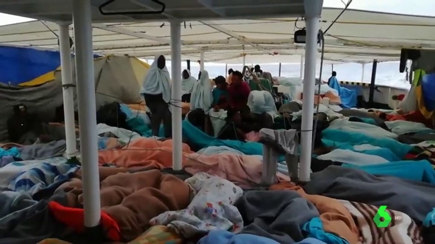 Dram&aacute;tica situaci&oacute;n de los migrantes en el Open Arms: hacinados, convalecientes y casi sin provisiones