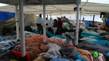 Dramática situación de los migrantes en el Open Arms: hacinados, convalecientes y casi sin provisiones