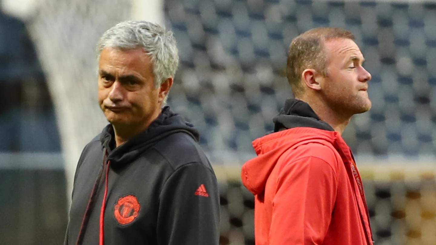 Mourinho y Rooney, durante un entrenamiento del Manchester United Mourinho y Rooney, durante un entrenamiento del Manchester United