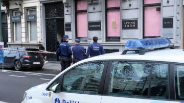 Un hombre dispara con arma de guerra contra un restaurante del centro de Bruselas