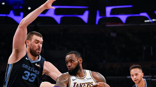 Marc Gasol intenta detener a LeBron James Marc Gasol intenta detener a LeBron James