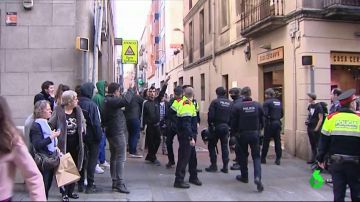 Los Mossos impiden un intento de desalojo en el barrio barcelonés de Gracia