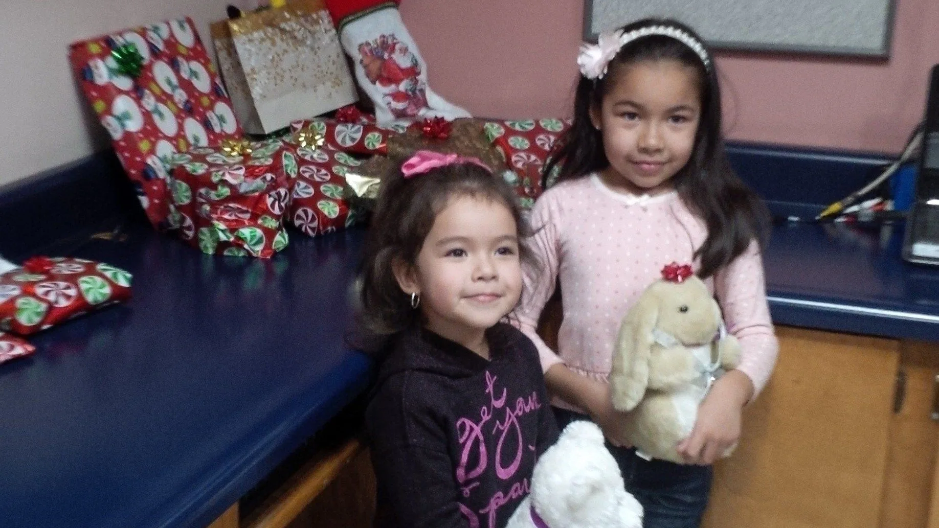  Fotografía cedida por Randy Heiss donde aparece la niña Dayami, de 8 años, junto a su hermana Ximena, 4