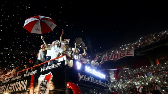 Los jugadores de River Plate celebran su triunfo en la Libertadores con sus aficionados Los jugadores de River Plate celebran su triunfo en la Libertadores con sus aficionados