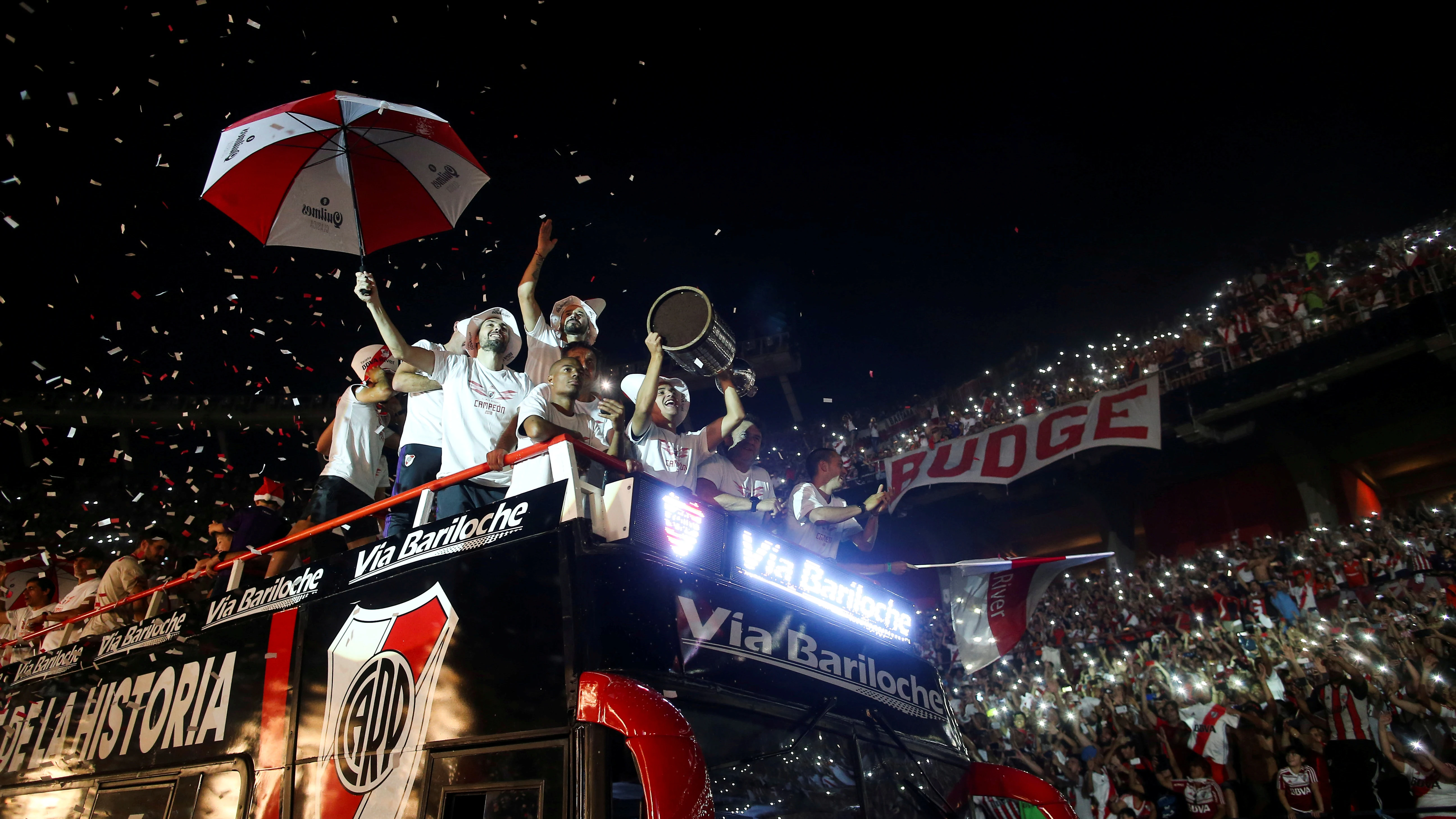 Los jugadores de River Plate celebran su triunfo en la Libertadores con sus aficionados