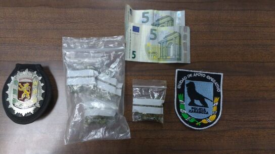 Imagen del dinero y la droga recaudada por la Polic&iacute;a Local de Zaragoza