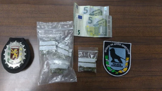 Imagen del dinero y la droga recaudada por la Policía Local de Zaragoza Imagen del dinero y la droga recaudada por la Policía Local de Zaragoza