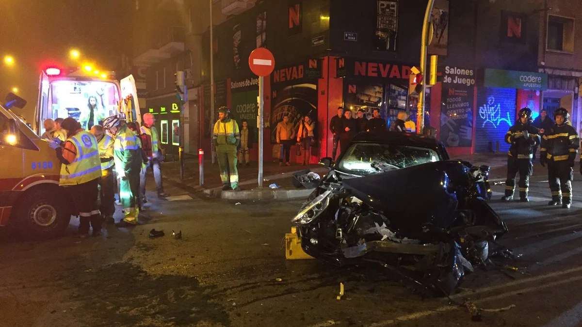 Así ha quedado el turismo tras la colisión con un camión de basura