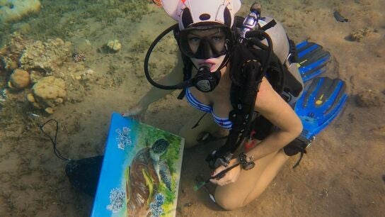 Olga Belka pintando bajo el mar