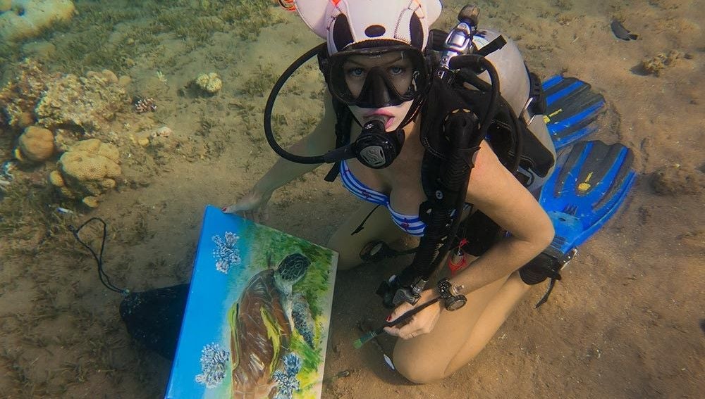 Olga Belka pintando bajo el mar