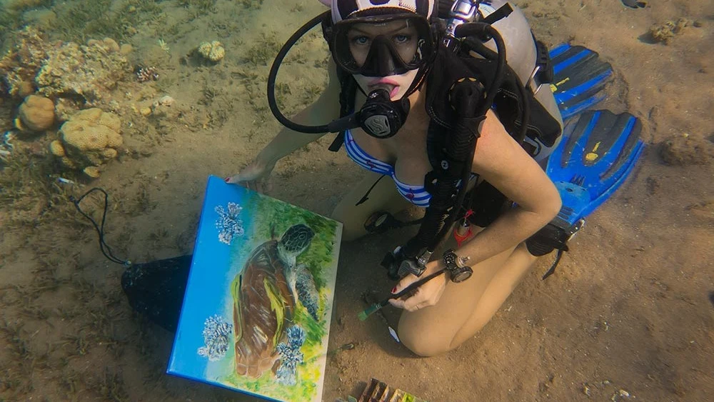 Olga Belka pintando bajo el mar