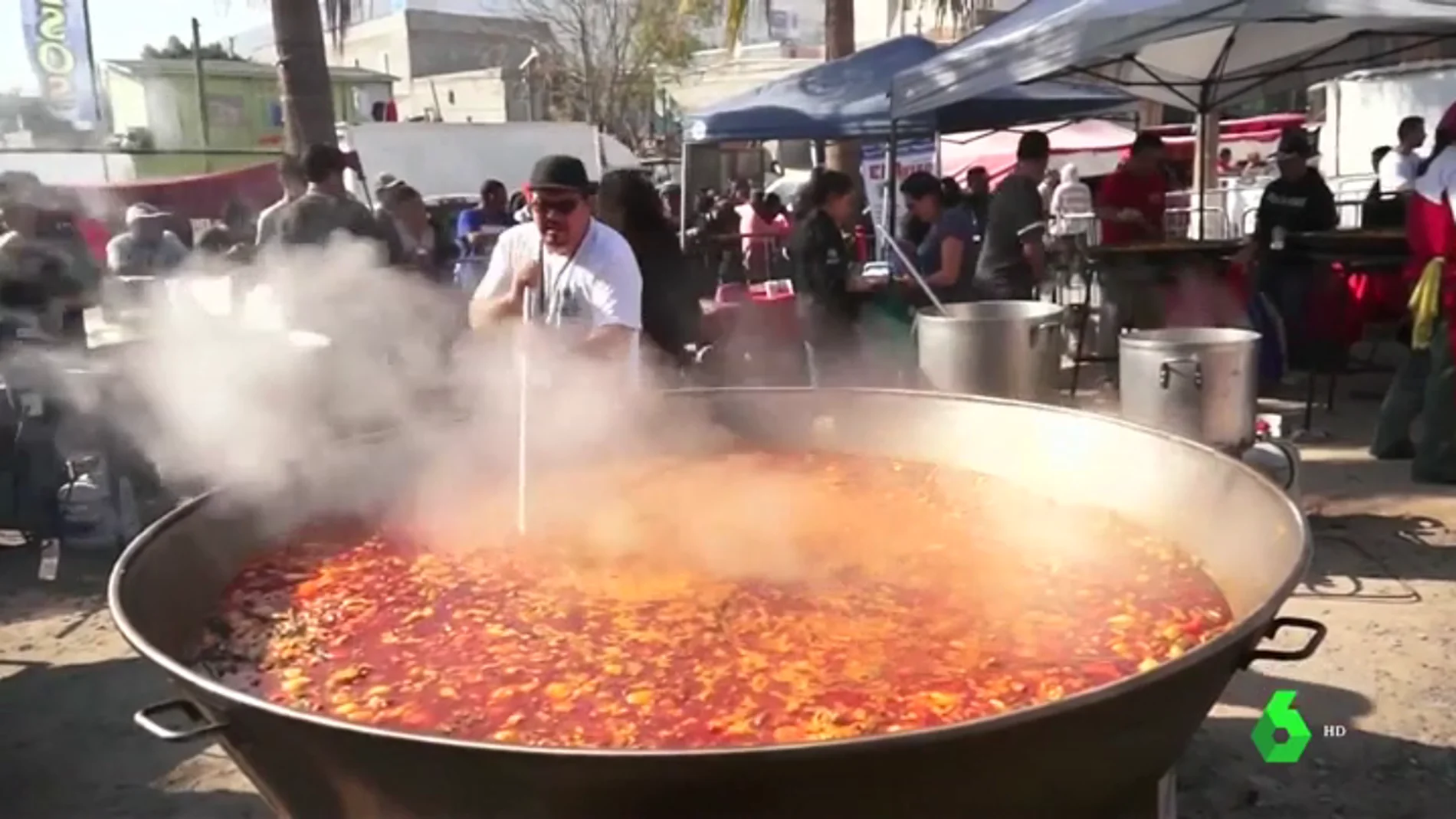 Más de 30 chefs coordinados por un cocinero valenciano crean una paella para los miles de migrantes de Tijuana