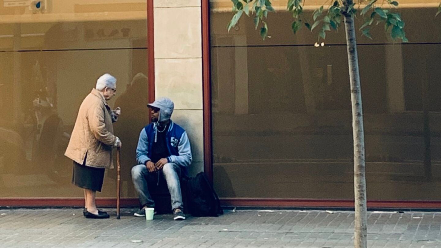 Mercedes, una monja de 86 a&ntilde;os, charlando con Osakpamwan, un hombre nigeriano de 43 a&ntilde;os