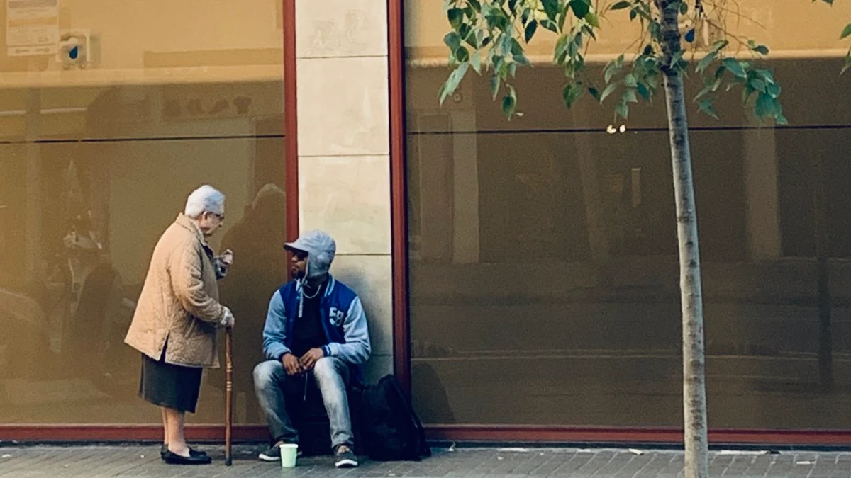 Mercedes, una monja de 86 años, charlando con Osakpamwan, un hombre nigeriano de 43 años