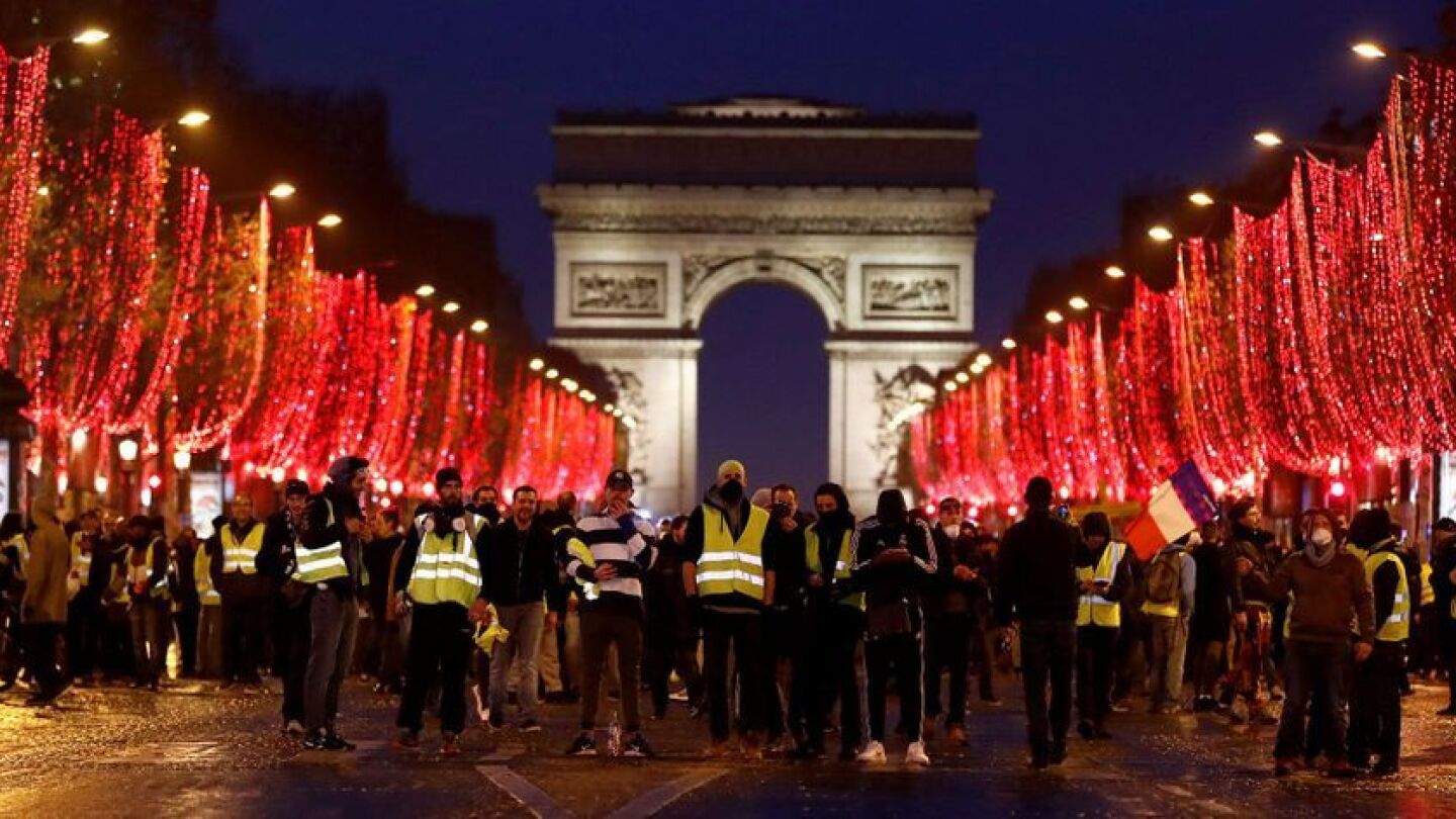 'Chalecos amarillos' en el Arco del Triunfo de Par&iacute;s