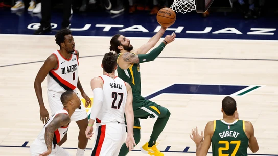 Ricky Rubio penetra a canasta ante la defensa de Portland Ricky Rubio penetra a canasta ante la defensa de Portland